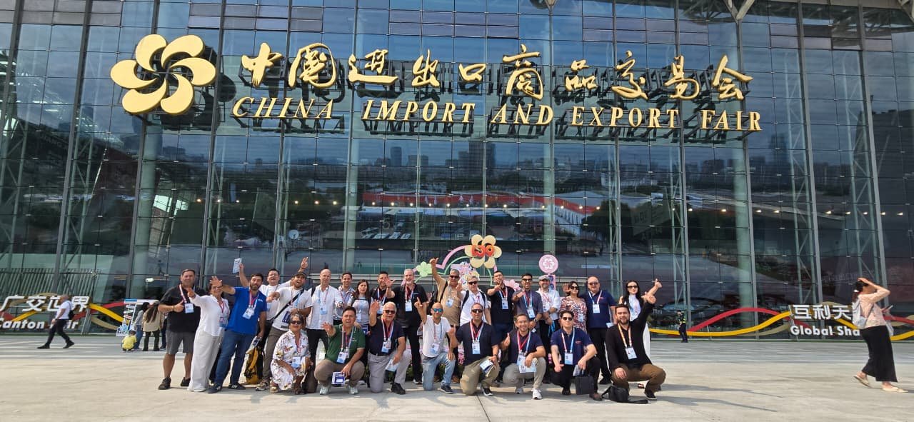 Delegación Oficial de Empresarios Chilenos AsiaComex en la entrada principal de la Feria de Cantón frente al Complejo Pazhou en Guangzhou